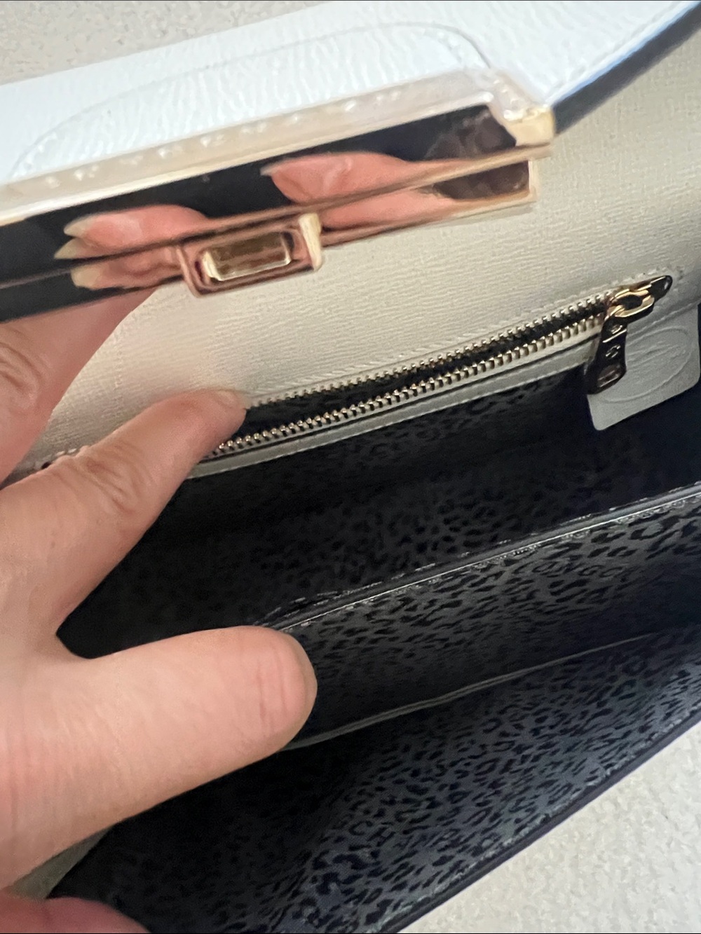 Authentic Longchamp leather Cream Crossbody with gold hardware - Picture 9 of 12